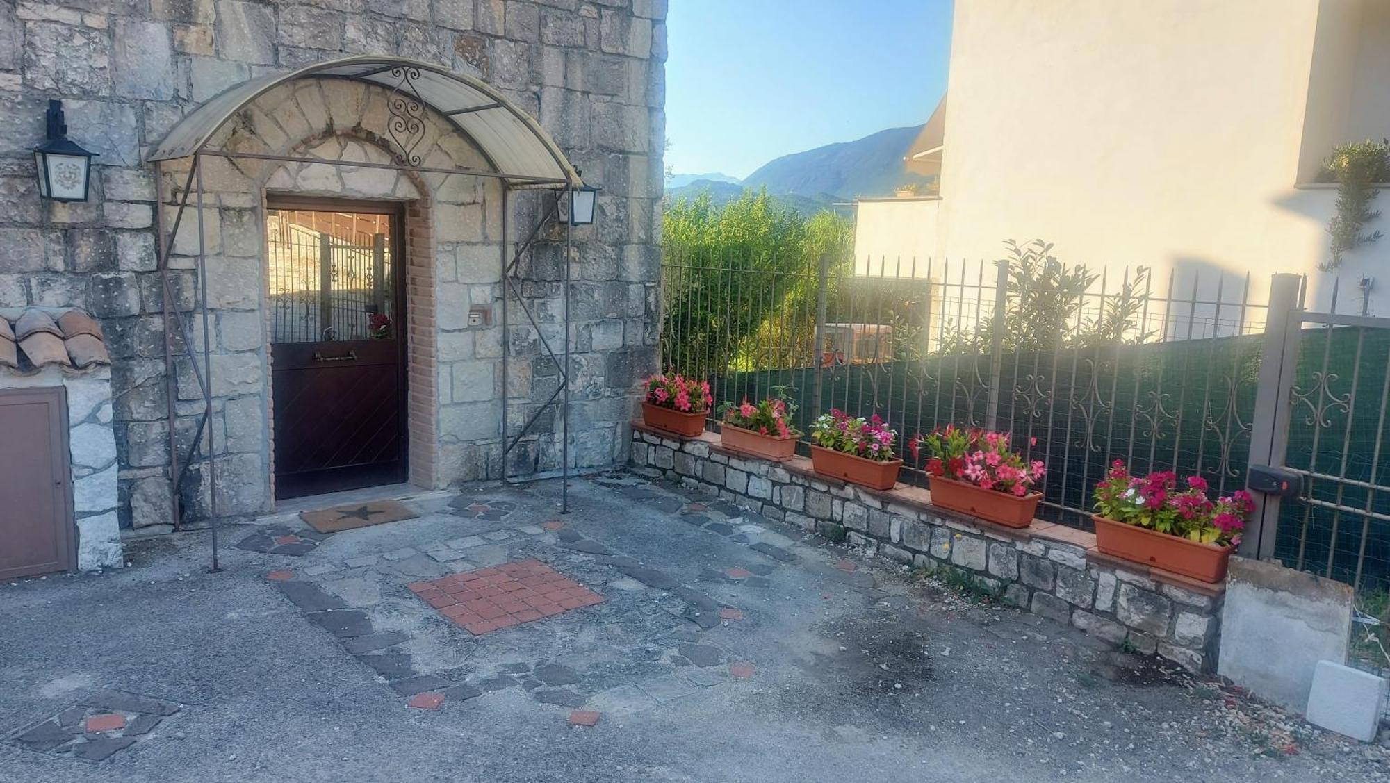 Casale Di Pesche Bed & Breakfast Exterior photo